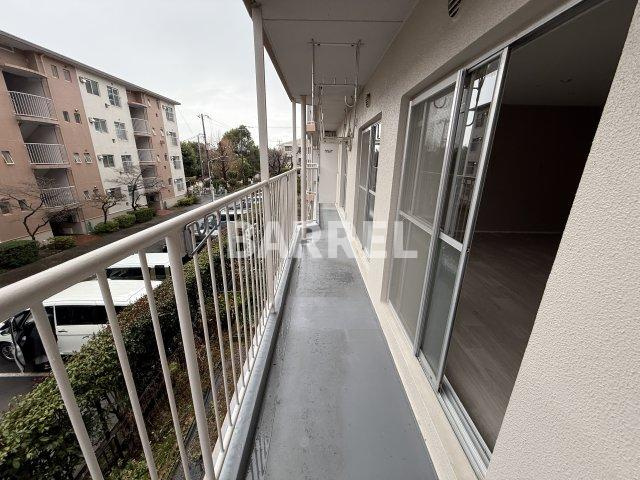 有楽箕面ハイツ6号棟のバルコニー