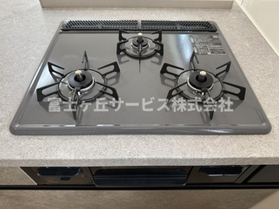 【その他】 | 静岡市駿河区中島 3期 新築一戸建て | 3口コンロがあります