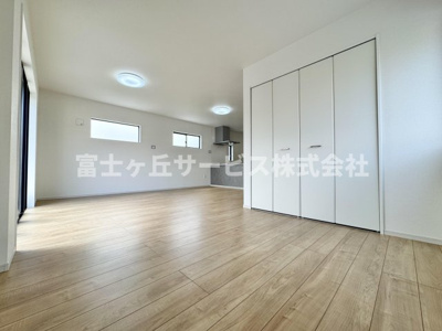 【居間・リビング】 | 静岡市駿河区中島 3期 新築一戸建て | リビングダイニングです