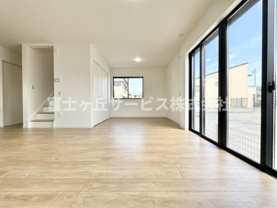 【居間・リビング】 | 静岡市駿河区中島 3期 新築一戸建て | リビングです