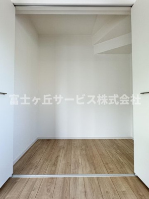 【収納】 | 静岡市駿河区中島 3期 新築一戸建て | リビングにある収納です