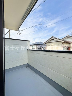 【バルコニー】 | 静岡市駿河区中島 3期 新築一戸建て | ルーフ付きのバルコニーです