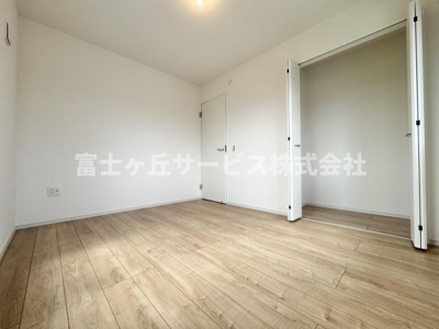 【洋室】 | 静岡市駿河区中島 3期 新築一戸建て | バルコニーに面した洋室です