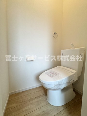 【トイレ】 | 静岡市駿河区中島 3期 新築一戸建て | 1Fトイレです
2Fにも同タイプのトイレがあります
