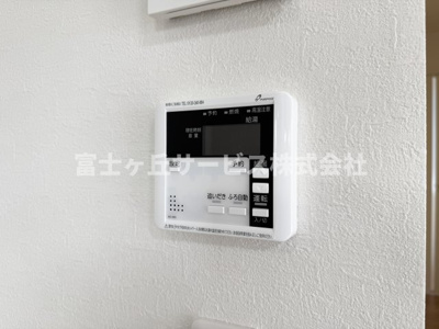 【発電・温水設備】 | 静岡市駿河区中島 3期 新築一戸建て | リビングからも操作ができて便利です