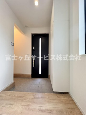 【玄関】 | 静岡市駿河区中島 3期 新築一戸建て | 収納もある玄関です