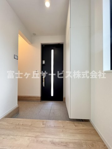【玄関】 | 静岡市駿河区中島 3期 新築一戸建て | 収納もある玄関です