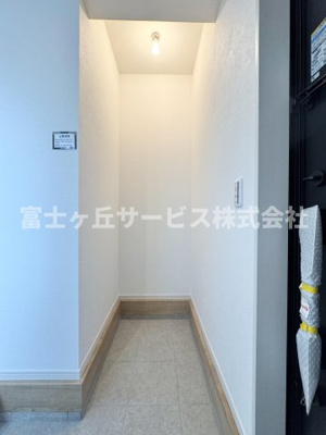 【収納】 | 静岡市駿河区中島 3期 新築一戸建て | 玄関にある土間収納スペースです