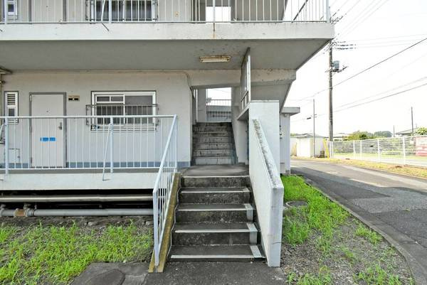 ビレッジハウス川内1号棟のエントランス