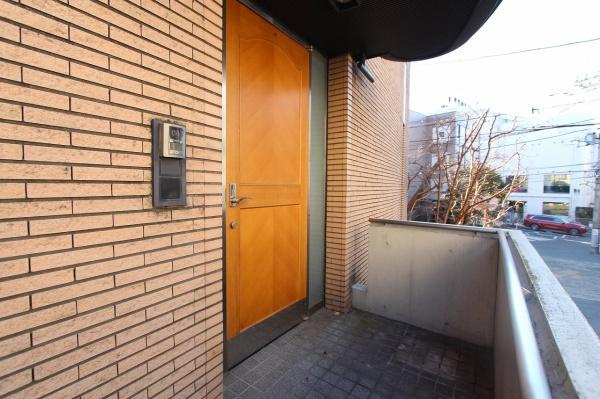 世田谷区瀬田１丁目の一戸建てのエントランス