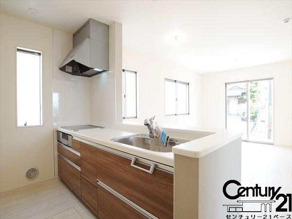 リーブルガーデン田原本町 ／新築一戸建の内観：施工例|■家族とのコミュニケーションがとりやすい人気のカウンターキッチン！■