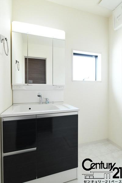 リーブルガーデン田原本町 ／新築一戸建の内観：施工例|■三面鏡タイプのミラーキャビネット！収納スペースも豊富です！■