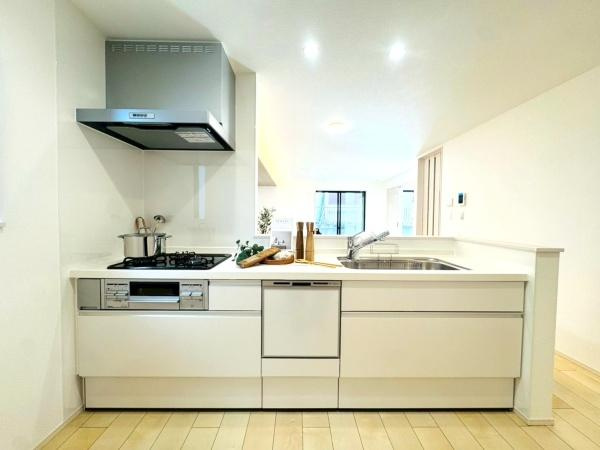 横浜市都筑区東山田４丁目の新築一戸建のキッチン|対面キッチンなら、料理や後片づけをしながらリビングにいる家族と会話したり、気配を感じることができます。特にお子様が小さいうちは、目が離せないので便利ですね
