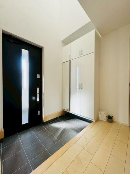 横浜市都筑区東山田４丁目の新築一戸建の玄関|玄関スペースです！収納も豊富にです。