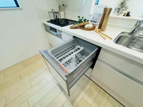 横浜市都筑区東山田４丁目の新築一戸建のキッチン|＜食洗機＞手洗いよりも時間の節約が出来るので子育てや家事で忙しい方の味方です。また高速洗浄と乾燥で殺菌効果が望め衛生的。手洗いよりも節水効果もありうれしいポイント詰まっています！