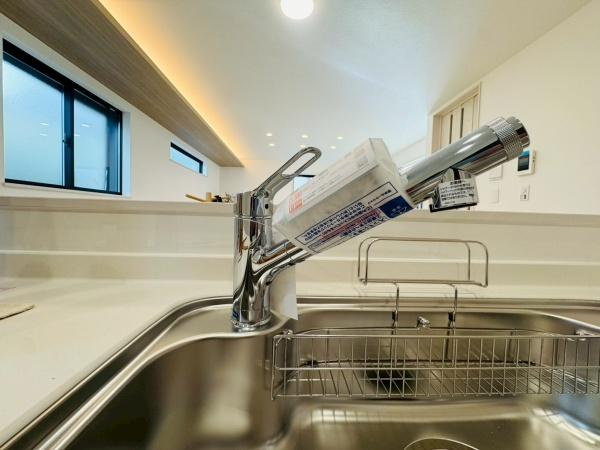 横浜市都筑区東山田４丁目の新築一戸建のキッチン|浄水器付きなので蛇口をひねるだけで、おいしいお水がいつでも飲めてお子様がいるご家庭も安心ですね！