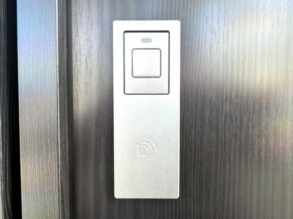 横浜市都筑区東山田４丁目の新築一戸建の玄関|スマートキーで便利です。