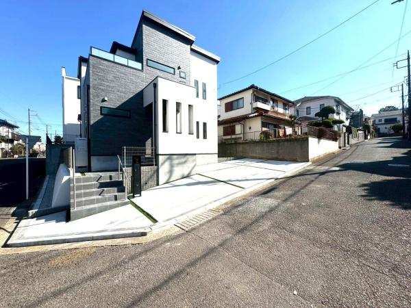 横浜市都筑区東山田４丁目の新築一戸建の前面道路含む現地写真|日々の生活の「あったらいいな」がたくさんつまった家。毎日に時間とゆとりが増え、生活が輝き始める。そんなことが、いつの間にか当たり前に感じることができる。毎日に感動を、「こころ躍る家」。