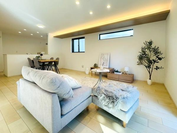 横浜市都筑区東山田４丁目の新築一戸建の居間・リビング|窓が多いリビングなので明るい光が差し込みます。