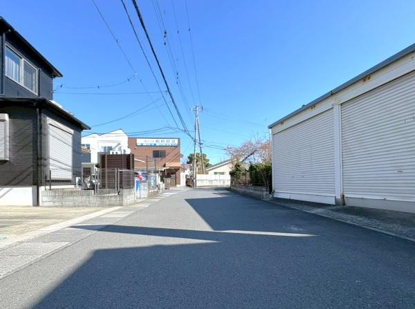 海老名市社家２丁目の中古一戸建の前面道路含む現地写真