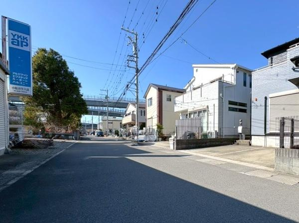 海老名市社家２丁目の中古一戸建の前面道路含む現地写真
