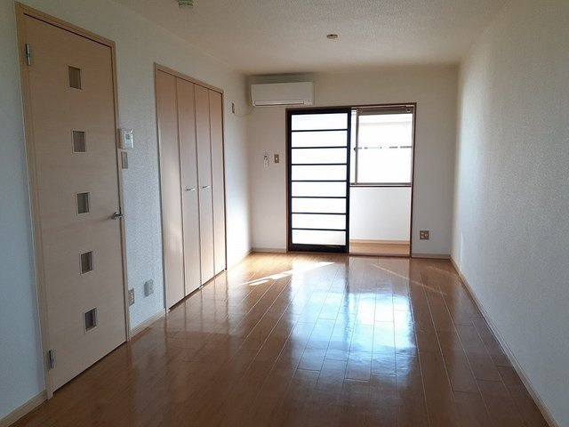 ハイフォーレストの居間・リビング|こちらのリビングで趣味の時間をお楽しみください