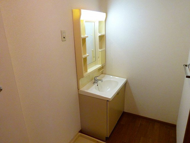 ア・ラ・モード　Ａの洗面所|明るい洗面所です