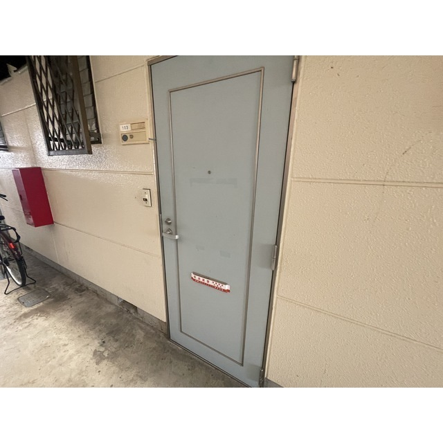 コーポアゼリアの玄関