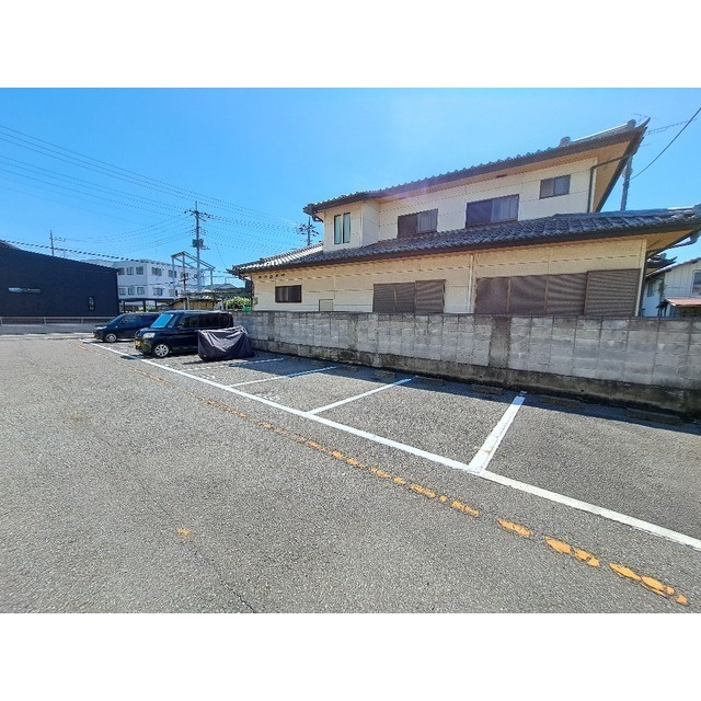 コーポアゼリアの駐車場