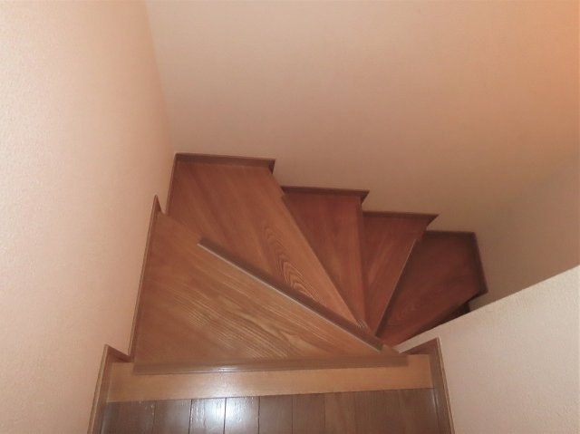 レオパレスクラージュのその他|メゾネットタイプのお部屋で室内に階段があります