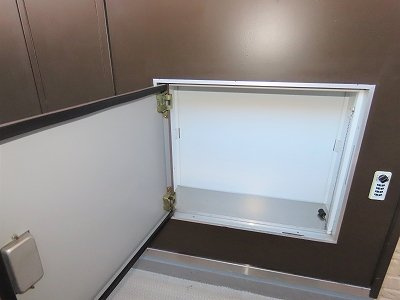 レオパレス神田町の玄関|玄関扉に宅配ボックスあり