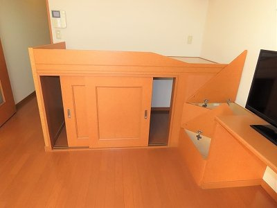 レオパレス神田町の内装|ベッド下、階段下は大容量収納！