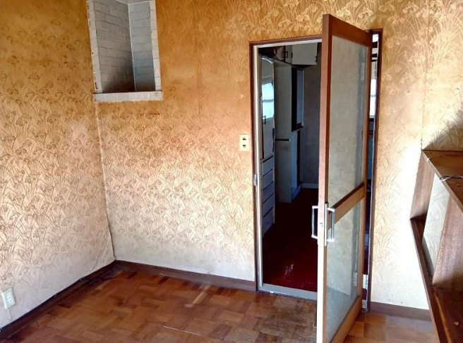 高知市一宮西町　中古一戸建ての洋室|味わいある内装が印象的な一室。リノベーション次第でも自分好みの空間へと生まれ変わります。