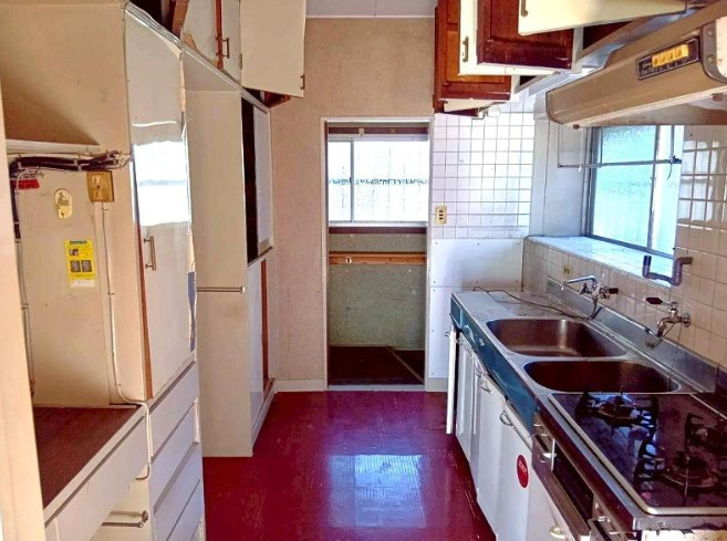 高知市一宮西町　中古一戸建てのキッチン|収納豊富な壁付けキッチン。動線がコンパクトにまとまり、家事効率の良いレイアウトです。