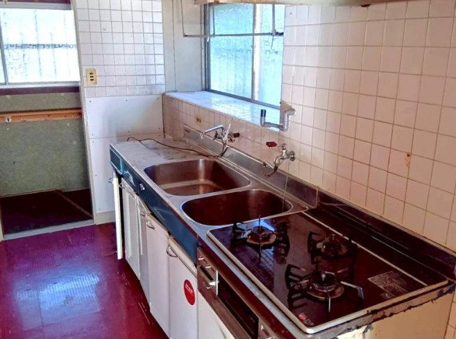 高知市一宮西町　中古一戸建てのキッチン|窓付きで明るいキッチンスペース。現状のままでも使用可能ですが、リフォームで理想の空間へアップデートする楽しみも広がります。