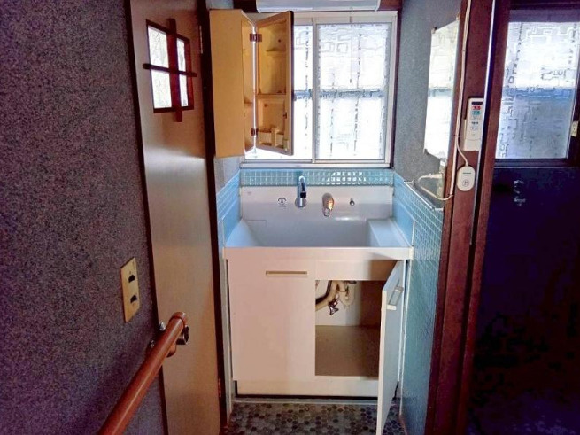 高知市一宮西町　中古一戸建ての独立洗面台|窓からやわらかな光が入る洗面スペース。朝の身支度も気持ちよくスタートできる、明るさのある空間です。