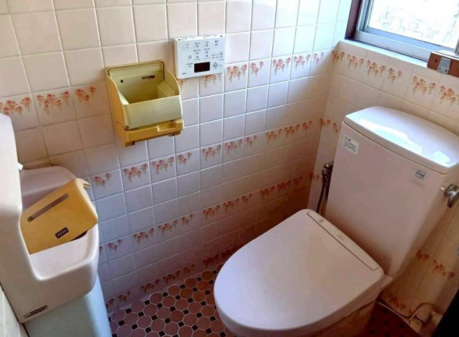 高知市一宮西町　中古一戸建てのトイレ|窓付きで湿気がこもりにくく、日中は自然光も入る設計。快適性にも配慮されたつくりです。