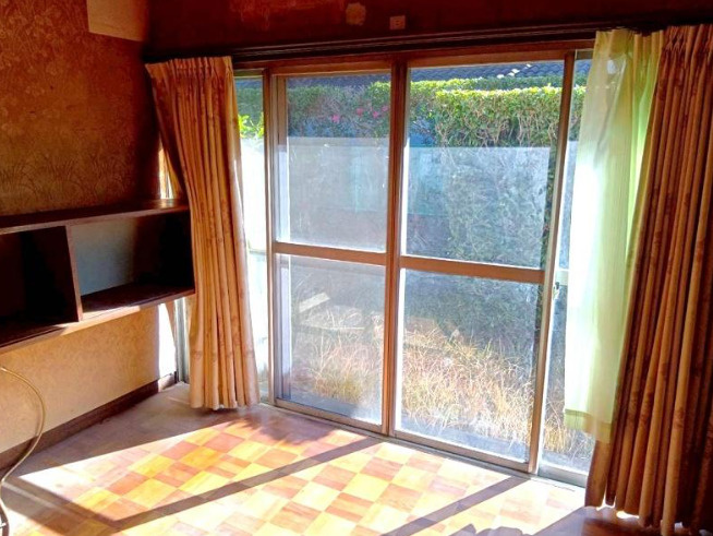 高知市一宮西町　中古一戸建ての洋室|大きな掃き出し窓からたっぷりと陽光が差し込む明るい空間。お庭の緑を感じながら、ゆったりとした時間を過ごせます。