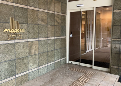 【エントランス】 | マクシスタワーズアーバンデュオ | マンションのエントランスには、もともと風よけや防犯の役割がありますが、マンションによって宅配ボックスなどの設備が備わっている所もあります。日々の生活をイメージしながら生活しやすさをチェックしましょう。