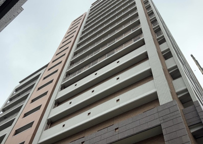 【外観】 | マクシスタワーズアーバンデュオ | 外観はマンション管理がされているかの目安になります。築年数が古いと、壁面は劣化してひび割れが生じることも！建物が古びていても細かいところが修繕されていると、きちんと管理されているなぁと感じるでしょう。