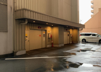 【駐車場】 | マクシスタワーズアーバンデュオ | 車一台あたりに必要なスペースは、標準サイズの普通自動車で横幅2m50cm、長さ5mは必要になります。ただし、乗降のことも考慮して横幅3m30cm、長さ5m50cmほどは確保できるところを選びましょう。