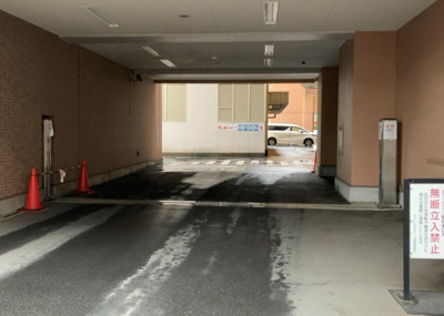 【駐車場】 | マクシスタワーズアーバンデュオ | 駐車場と明記されていても、最小スペースでつくられた駐車場だと大型車は駐車できなかったり、出入りしにくくなったりする可能性があります。お車のサイズと購入したい物件の駐車場のサイズを現地で確認しましょう。