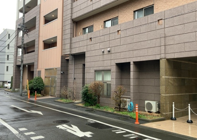 【庭】 | マクシスタワーズアーバンデュオ | 物件によっては、入居者が個人的に使用できる専用庭がついているものもあります。また、住宅の中にある土間の部分を庭と呼ぶこともあります。庭の用途は住む人によって変わり、それによってデザインもさまざまです。