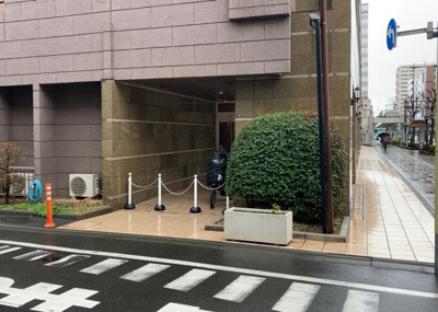 【中庭】 | マクシスタワーズアーバンデュオ | 中庭（パティオ）とは、一つの建築物の内部に設けられた、壁などで囲われている庭のことを指します。コの字型、ロの字型が主流ですが、L字型の中庭もあります。最近では、インテリア性の高さからも人気があります。