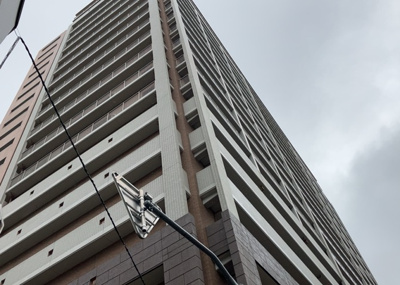 【外観】 | マクシスタワーズアーバンデュオ | ＲＣ造、Reinforced Concreteは直訳すると補強されたコンクリートです。主に柱や梁・床・壁が鉄筋とコンクリートで構成おり、鉄筋を組んだ型枠にコンクリートを流し込んで固めたものを指します。