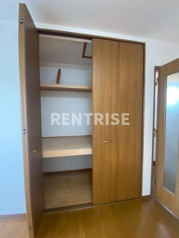 DUPLEX 国王82の寝室