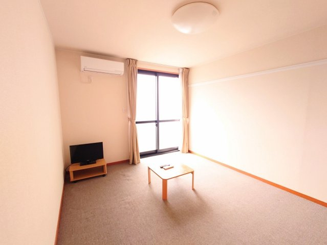 レオパレスピアニシモの居間・リビング|1Fはフローリング、2F以上は絨毯です。