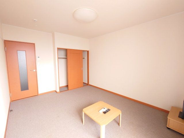 レオパレスピアニシモの居間・リビング|1Fはフローリング、2F以上は絨毯です。