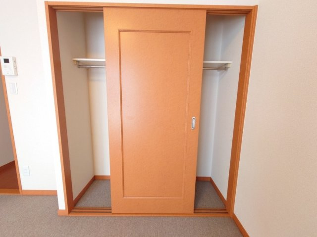 レオパレスピアニシモの内装|1Fはフローリング、2F以上は絨毯です。