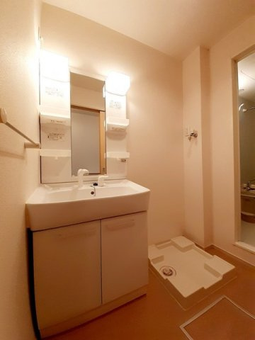 サンシャイン　ヒルズの洗面所|広い洗面スペース